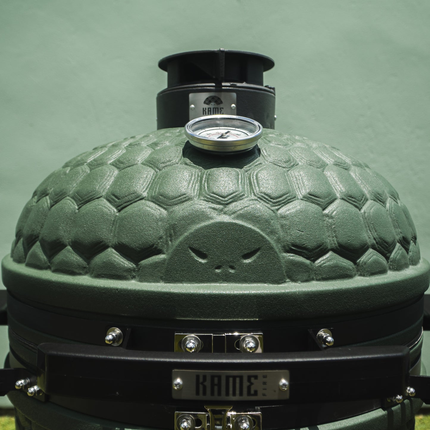 El KAME de Cerámica 22” – Parrilla Kamado Premium para Asar, Ahumar y Hornear